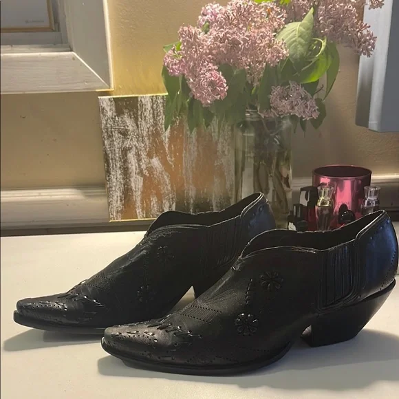 Black Leather Cowboy Boots with Pointed Toe and Decorative Stitching - Picture 9 of 16